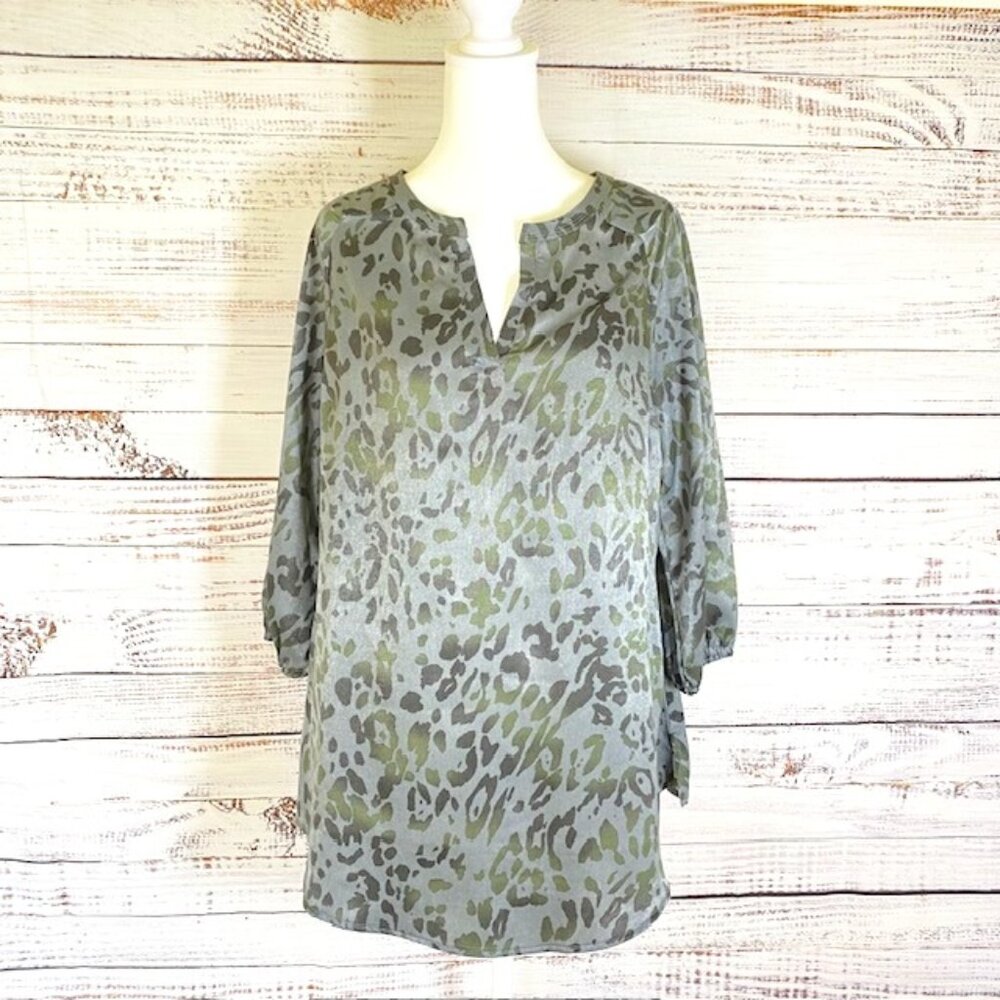 Queen Collection Blouse Women's size Small grey leopard print business